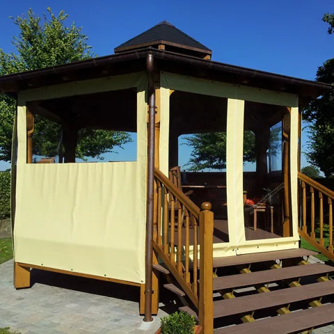 Pavillon mit Fenstern